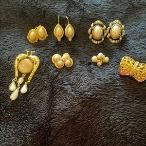7 Pieces of Elegant Gold Jewelry